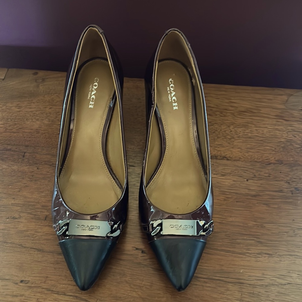 Coach pumps. Patent leather.